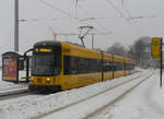 17. Dezember 2010, Dresden: Auf der Bautzener Straße an der Haltestelle  Waldschlösschen  fährt Tw 2801 (Typ NGT 12 DD) als ein Zug der Linie 11 nach Bühlau.