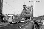 20. Februar 1985 Dresden, Schillerplatz in Blasewitz mit dem  Blauen Wunder . Der TATRA-2er-Zug der Linie 4 wird seine Fahrt wohl in der Gleisschleife Loschwitz beenden. Bis zum Endpunkt Pillnitz fuhren nach meiner Erinnerung nur die LOWA-Züge. 