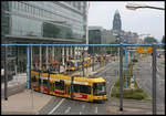 Unterhalb des HBF Dresden ist hier am 2.6.2007 die Trambahn 2512 auf der Linie 10 unterwegs.