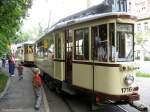   Gr.Hechttriebwagen   des Strassenbahnmuseums Dresden am 02.06.2007 in Radebeul Ost.- Anlass 135 Jahre Strassenbahn in Dresden. 
Der kleine Mann bewundert den schnen Triebwagen.