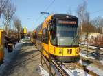 Der Wagen 2811 wartet am 31.01.10 als Linie 1 an der Gleisschleife Prohlis.