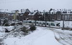 Ein NF6 der Rheinbahn fährt am 09.12.2017 in den eingleisigen Streckenabschnitt zur Endhaltestelle Düsseldorf-Hamm ein