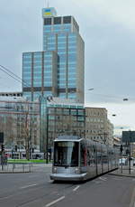 Der Rheinbahn-NF10 2023 hat am 05.12.2015 den Graf-Adolf-Platz überquert und fährt in die Breite Straße, im Hintergrund das LVA-Hochhaus.