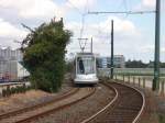 Auergewhlicher Fahrzeugeinsatz auf der 708. Dort fuhren wegen des Hafenfestes NF8 und NF8U. Hier 2212 in Richtung Hamm zwischen Hemmersbachweg und Hammer Dorfstrasse, wo Dsseldorf seine lndliche Seite zeigt.