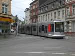 Dsseldorf: Straenbahnlinie 704 nach Derendorf Nord an der Haltestelle Bilker Kirche.(2.7.2012)     