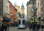 Der NF8U 3341 biegt am 05.12.2015 von der Bolkerstraße in die Hunsrückenstraße ein, im Hintergrund die Andreaskirche, eine der wenigen Barockkirchen im Rheinland