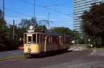 Im Sommer 2001 verläßt der 1921 in Dienst gestellte Rheinbahn-Museumstriebwagen 583 die ehemaligen Fernbahnsteige der Linien nach Duisburg und Krefeld am Jan-Wellem-Platz.