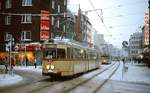 Die Rheinbahn Düsseldorf im Winter: Einer der vier ursprünglich für die Fernbahnlinie K nach Krefeld beschafften Zweirichtungs-Achtachser (K 66) ist Mitte der 1980er Jahre als Linie 702