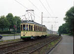 Am 21.06.1992 konnte ich den Harkort Salonwagen nr 177 der DVG auf Sonderfahrt von Dinslaken Bf nach Duisburg, nahe Haltestelle Fasanenstrasse in Duisburg-Walsum, aufnehmen. Aufnahme 18.10u, bei sehr trübem Wetter. Scanbild 9899, Kodak Ektacolor Gold.