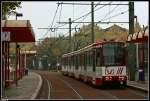 Wagen 1015 der DVG fhrt wartet am Platanenhof auf Abfahrt.