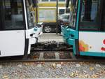 Kupplungen von zwei VGF Bombardier S-Wagen am 21.10.17 in Frankfurt am Main Basler Platz