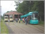 Vor der Halle Ost des Verkehrsmuseums Frankfurt am Main standen am 01.07.2007 bei dem Sommerfest von links nach rechts der l-Beiwagen 1242, der L-Triebwagen 124 (ex 224 Museumsfahrzeug Baujahr 1956