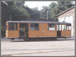 Aus dem Archiv: Arbeitstriebwagen 2022 (Schienenschleifwagen) der aus einem Serienfahrzeug der Bauart I (KSW) umgebaut wurde, stand am 01.06.1982 vor der Halle West des ehemaligen Depots in Schwanheim