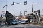 1994 wurde die Friedensbrücke erneuert, was verschiedene Behelfsmaßnahmen erforderlich machte, die auch alle Straßenbahnlinien vom Hauptbahnhof über den Main nach Sachsenhausen betraf. L-TW 229 verkehrt auf der Sonderlinie  V  anlässlich einer Veranstaltung im Stadion.