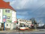 Auf der Linie 4 nach Markendorf ist Triebwagen 301 unterwegs, kurz vor der Haltestelle Friedhof.