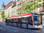 Straßenbahnzug 303 auf der Linie 5 nach Hornusstraße in der Haltestelle Holzmarkt, 29.07.2018.