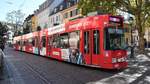 Freiburg im Breisgau - Straßenbahn Düwag 260 - Aufgenommen am 12.10.2018 | Die Vollwerbung zeigt in roter Farbe und Porträt.