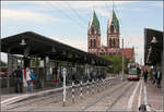 Über den Hauptbahnhof hinweg in den Freiburger Westen -    Direkt über den Bahnsteiggleisen des Hauptbahnhofes befindet sich die Straßenbahnhaltestelle Hauptbahnhof in Hochlage auf der