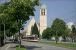 Durch Freiburg-Haslach ins Rieselfeld -    Stadtbahntrasse westlich der Haltestelle 'Haslach Bad' mit der Kirche Sankt-Michael.