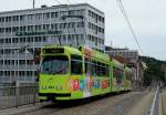 GT8N 224 der Freiburger Straßenbahn erreicht am 01.08.2015 die Haltestelle Hauptbahnhof