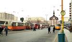 Straßenbahn Gera__Buntes Treiben am Platz der Republik. Hinten das Stadtmuseum.__05-03-1990