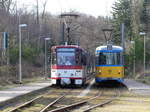 Wagen 508 nach Tabarz und Wagen 311 nach Gotha kreuzen am 16.03.2017 am Haltepunkt Marienglashöhle.