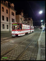 Tatra Tram 315 hält zu nächtlicher Stunde am 12.12.2017 am Berta von Suttner Platz in Gotha.