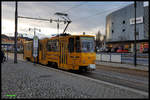 Auf dem Weg zum Hauptbahnhof hält hier die Tatra Tram 319 am Berta von Suttner Platz in Gotha.