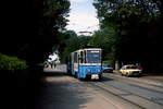 Im Frühjahr 1993 ist der KT4D 301 der Gothaer Straßenbahn als Linie 4 unterwegs zum Bahnhof