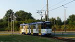 Wagen 302 der Görlitzer Straßenbahn wechselt am Ortseingang von Weinhübel von der Mitte der Zittauer Straße in das Wohngebiet.