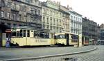 Straßenbahn Görlitz, Niederschlesien__An der Doppel_Haltestelle 'Demianiplatz' zu sehen sind Tw 8 [T57; 1960, VEB Gotha, ex Plauen, +2003] mit Bw auf Linie 1 mit Ziel 'Haus der Jugend' und Zwei-Wagen-Zug der Linie 2 nach Königshufen.__12-05-1990