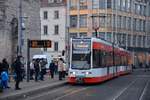 01.02.2017, Halle (Saale), Marktplatz, Bombardier MGT-K #699 erreicht die Haltestelle.