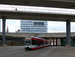 Vom Zug aus wirkt die Gegend um den Bahnhof in Halle (Saale) nicht sehr einladend, große Verkehrsstraßen dominieren. Steigt man aus, so stellt sich das anders dar - die Straßen verlaufen auf einer anderen Ebene als die Wege zu Fuß. Die Flexity Classic mit der Nr 677 fährt von solchen Erwägungen unbeeindruckt auf der Linie 2 in Richtung Veszpremer Straße. 18.11.2017, Halle (Saale) Riebeckplatz