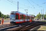 MGT6D, Wagen 602, der Halleschen Verkehrs-AG (HAVAG) als Linie 8 von Trotha erreicht ihre Endhaltestelle Rennbahnkreuz während Gleisbau- und Oberleitungsarbeiten.