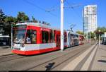 MGT6D, Wagen 660, der Halleschen Verkehrs-AG (HAVAG) als Linie 2 von Soltauer Straße nach Südstadt, Veszpremer Straße, erreicht die Haltestelle Rennbahnkreuz.