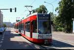 MGT-K-2 (Bombardier Flexity Classic), Wagen 696 und Wagen ???, der Halleschen Verkehrs-AG (HAVAG) als Fahrschule erreichen die Haltestelle Magdeburger Straße in nördlicher Richtung.