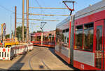 Schlangenlinien muss diese aus den Wagen 618 und 620 gebildete Doppeltraktion von Duewag/Siemens MGT6D fahren, um die Brückenbaustelle in der Mansfelder Straße in Halle (Saale) zu passieren.
Für die Arbeiten am westlichen Widerlager wurden die Gleise verschwenkt. Eng ist diese S-Kurve dementsprechend, sodass die Bahnen sehr langsam sein müssen. Die Aufnahme, bei der die beiden Fahrzeugenden nicht sichtbar sind, soll dies verdeutlichen.

🧰 Hallesche Verkehrs-AG (HAVAG)
🚋 Linie 10 Soltauer Straße–Marktplatz
🕓 8.7.2023 | 19:48 Uhr