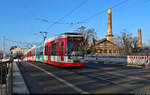 Vorbei an den Schornsteinen des Saline-Museums und über die Saale geht's für Duewag/Siemens MGT6D, Wagen 608 und 603, auf der Neuen Schieferbrücke in Halle (Saale).

🧰 Hallesche Verkehrs-AG (HAVAG)
🚋 Linie 9 Soltauer Straße–Hauptbahnhof
🕓 9.1.2024 | 10:37 Uhr