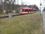 Straßenbahn Linie 4 der HAVAG fährt am 13.02.2014 aus Halle-Kröllwitz kommend in die Haltestelle Heide ein.