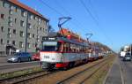 Straßenbahn Halle / Saale: Modernisierter Tatra- Großzug (T4D/T4D/B4D), angeführt von Wagen 1153 als Linie 1 nach Beesen.