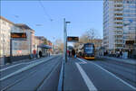 Haltestelle Yorkstraße -     Aufgrund des Abzweigs der Linien 2 und S1/11 wurde diese Haltestelle dreigleisig angelegt.