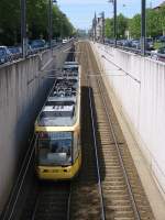 Niederflur-Straenbahnwagen 319, eingesetzt auf der Linie 1, fhrt am 25.05.2005 auf der Durlacher Allee die Rampe zu der Unterfhrung der Straenkreuzung Durlacher Allee - Ostring hinab.