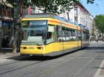 Wagen 254 der Karlruher Straenbahn auf der Linie 4, hier in der Innenstadt von Karlruhe.