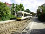 An der Karlsruher Haltestelle Durlacher Tor ist am 10.09.2010, Niederflurfahrzeug 325 der VBK auf der Linie S2 in Richtung Rheinstetten unterwegs.