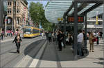 Das Dach, sein Schatten und die Bahn -    Haltestelle Europaplatz.