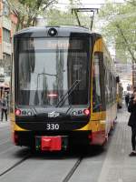 VBK Vossloh NET2012 von hinten mit Kupplungsschutz in Karlsruhe Innenstadt am 25.04.15