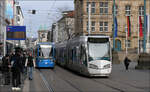 Straßenbahn und RegioTram -

... begegnen sich an der Haltestelle Rathaus am oberen Ende der Kassler Fußgängerzone. Auf der Straßenbahnlinie 1 fährt Bombardier 8NGTW 610, als RT1 unterwegs ist Alstom RegioCitadis 707. Dieser gehört zu den E/E-Wagen der RegioTram, die sowohl im Wechselstromnetz der DB, als auch im Gleichstromnetz der Straßenbahn fahren können. Im Gegensatz dazu gibt es auch E/D Wagen für den Einsatz neben den Straßenbahnstrecken auch auf nicht elektrifizierten Strecken. Diese haben zusätzlich zwei Dieselmotoren.

20.03.2024 (M)