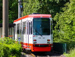 Eine Duewag M8C von der Stadtwerke Krefeld mit der Wagennummer 843 an der Haltestelle 'Edelstahlwerk Tor 3'.