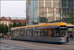 Eine elegante Tram für Leipzig -    Rückansicht auf die türlose Seite einer NGT10-XL-Tram (Solaris Tramino) am Leipziger Augustusplatz.
