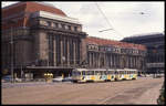 Tatra Tram 2010 mit einem zweiten Motorwagen als Beiwagen am 26.4.1992 vor dem Hauptbahnhof in Leipzig.